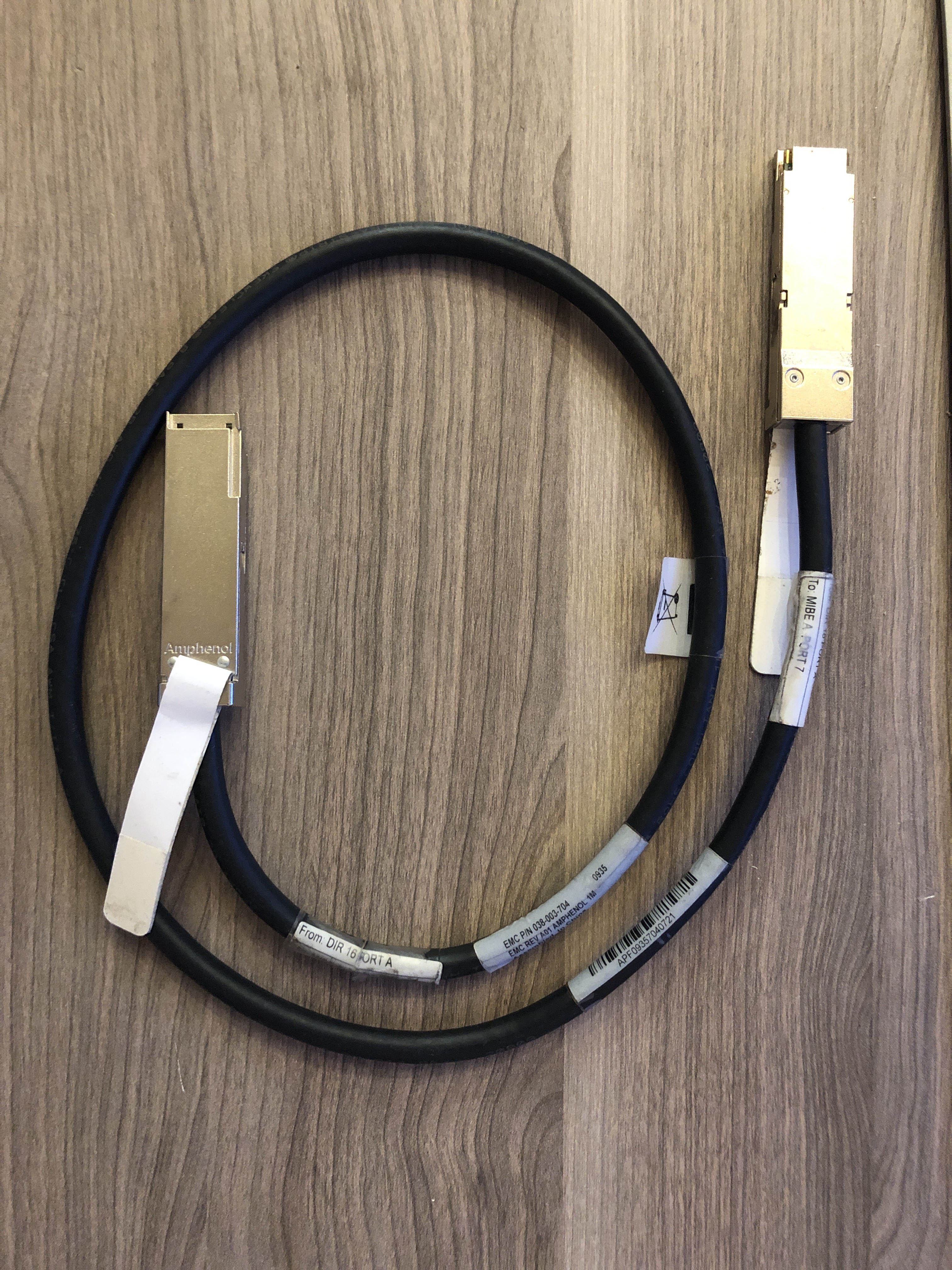 SAS-SAS (EMC 038-003-704 3.125 GBPS QSFP Cable 1M)