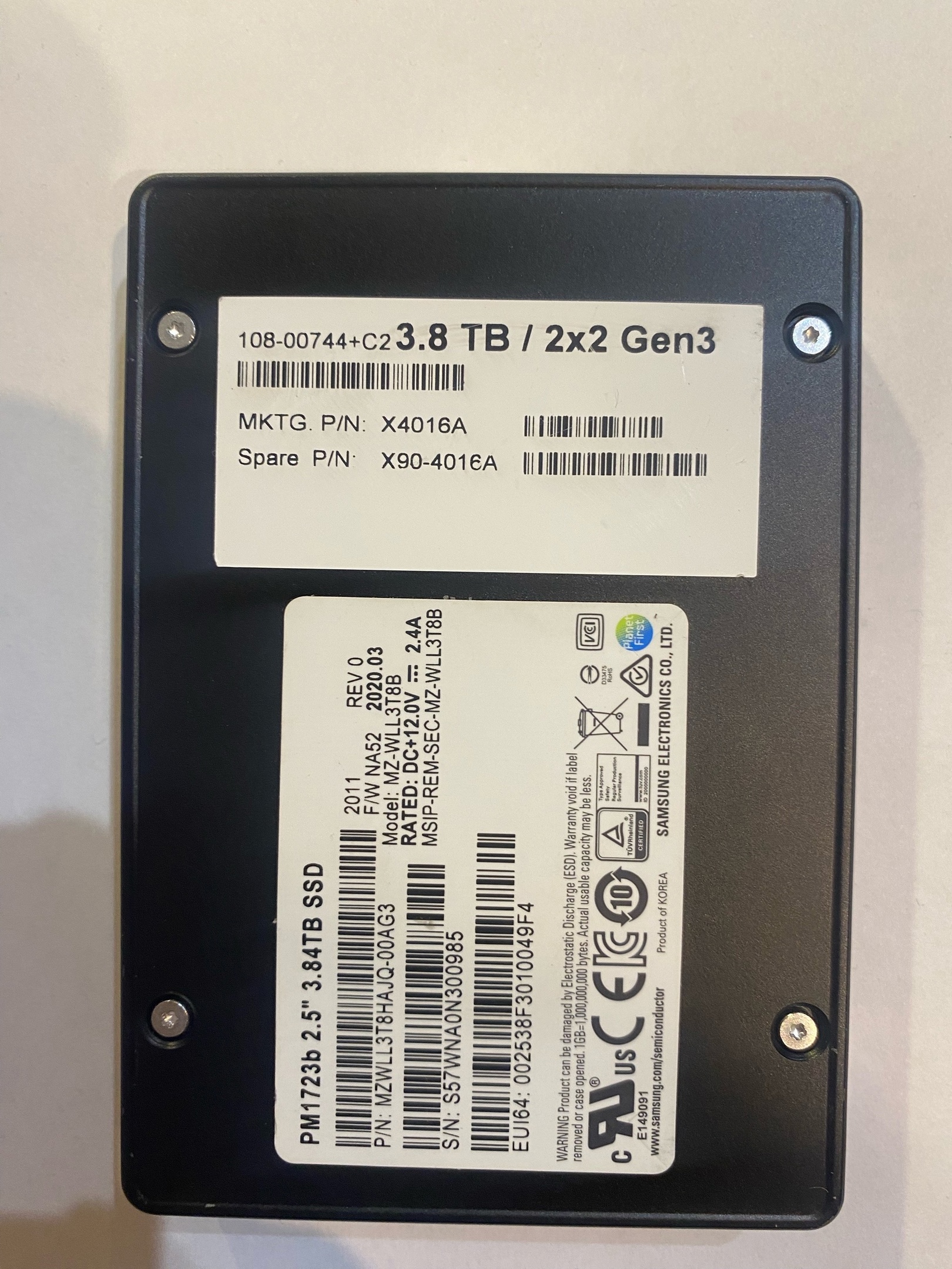 NVMe SSD-накопитель (SSD NetApp MZWLL3T8HAJQ-00AG3 3.84Tb X4016A NVMe U2 2x2 Gen3)
